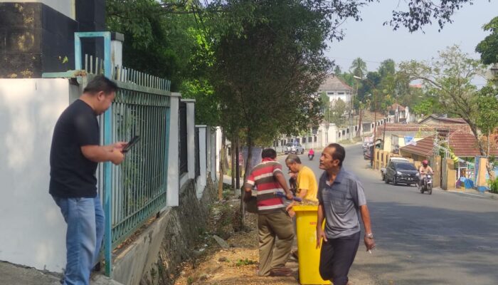 Kadis DPMD Lebak Turun Tangan Bersihkan Halaman Kantor