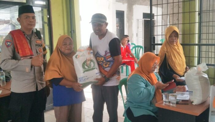 710 KPM Warga Desa Buniayu di “Guyur ” Bantuan Beras Kementerian Sosial Tahap ll Tahun 2023