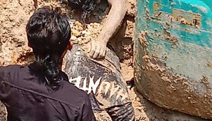 Dua Orang Meninggal Tertimbun Tanah Longsor Di Proyek Galian Tanah  Cibadak
