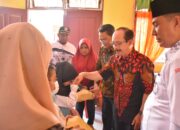 Pj Bupati Meurah Serahkan Bantuan Tali Asih Hasil Pengalangan Dana PGRI Aceh Tamiang