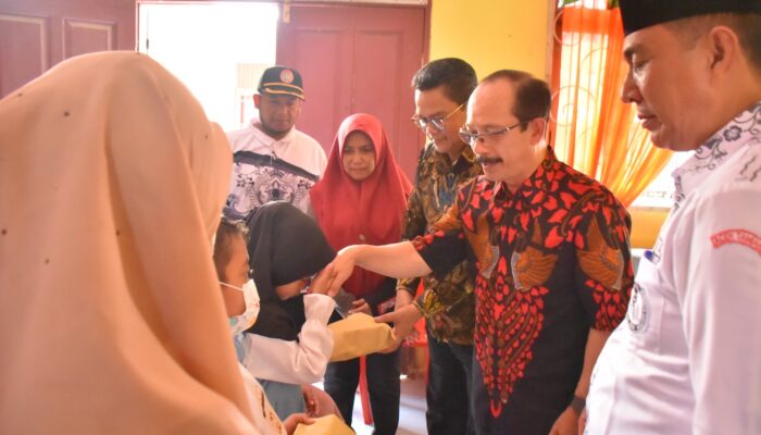 Pj Bupati Meurah Serahkan Bantuan Tali Asih Hasil Pengalangan Dana PGRI Aceh Tamiang