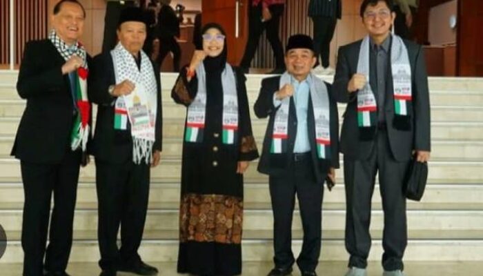 Tunjukan Solidaritas,  Rapat Paripurna Anggota DPRD Kab Bekasi Gunakan Syal “Save Palestina”