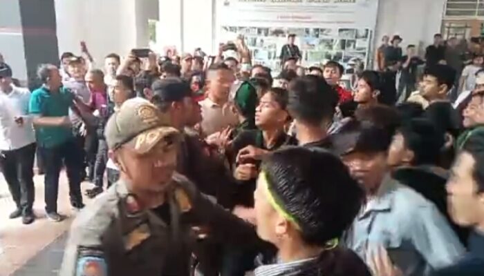 Baru Sehari Menjabat PJ.Bupati Lebak Di Demo Mahasiswa,Ini Tuntutannya