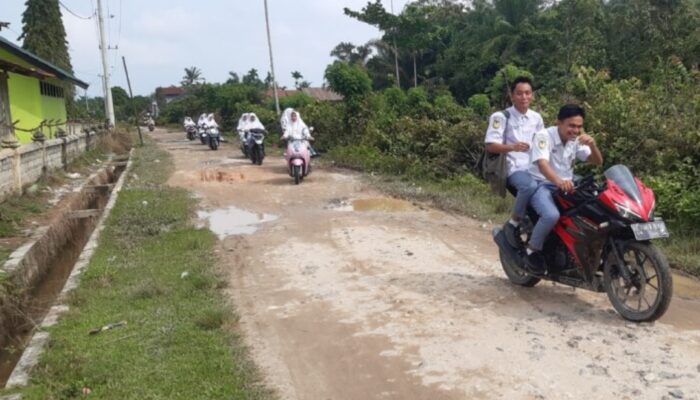 Bertahun – tahun, Jalan Blok M Tangsi Lama Seruway Dibiarkan Rusak