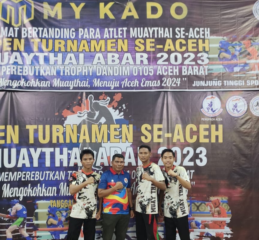 Syaiful, S.Pd Sekretaris Pengcab Muaythai Aceh Tamiang bersama para atlit Muaythai peraih perak dan perunggu di kejuaraan Muaythai. Dok : Medianadnews.com/SWARA45.COM/Afrizal]