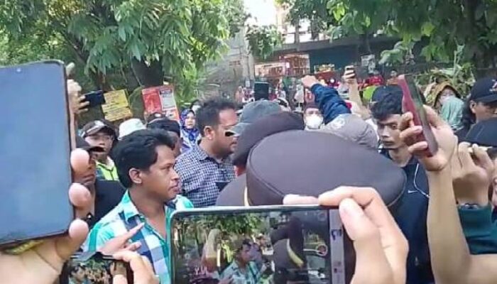 Diduga Massa Tandingan Hadang Warga Suka Danau Demo PT SGI