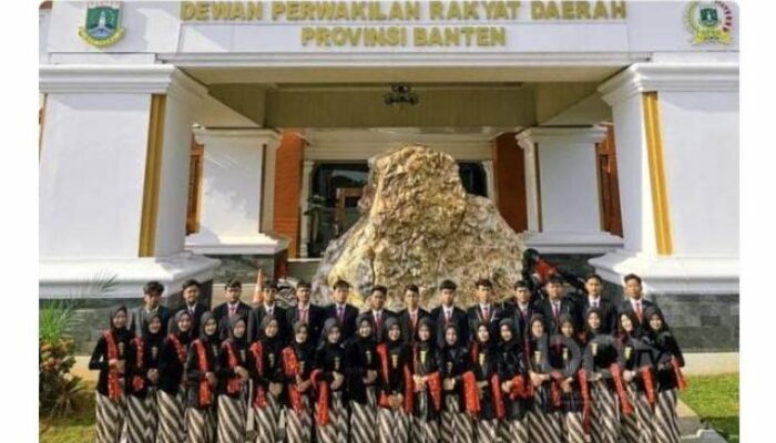 Kembali Dijadikan Objek Pemotretan Buku Tahunan, Wajah Baru Gedung DPRD Banten Dikagumi Pelajar