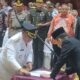Poto :  penandatanganan serta penyerahan buku memory jabatan/SWARA45 COM/Afrizal.