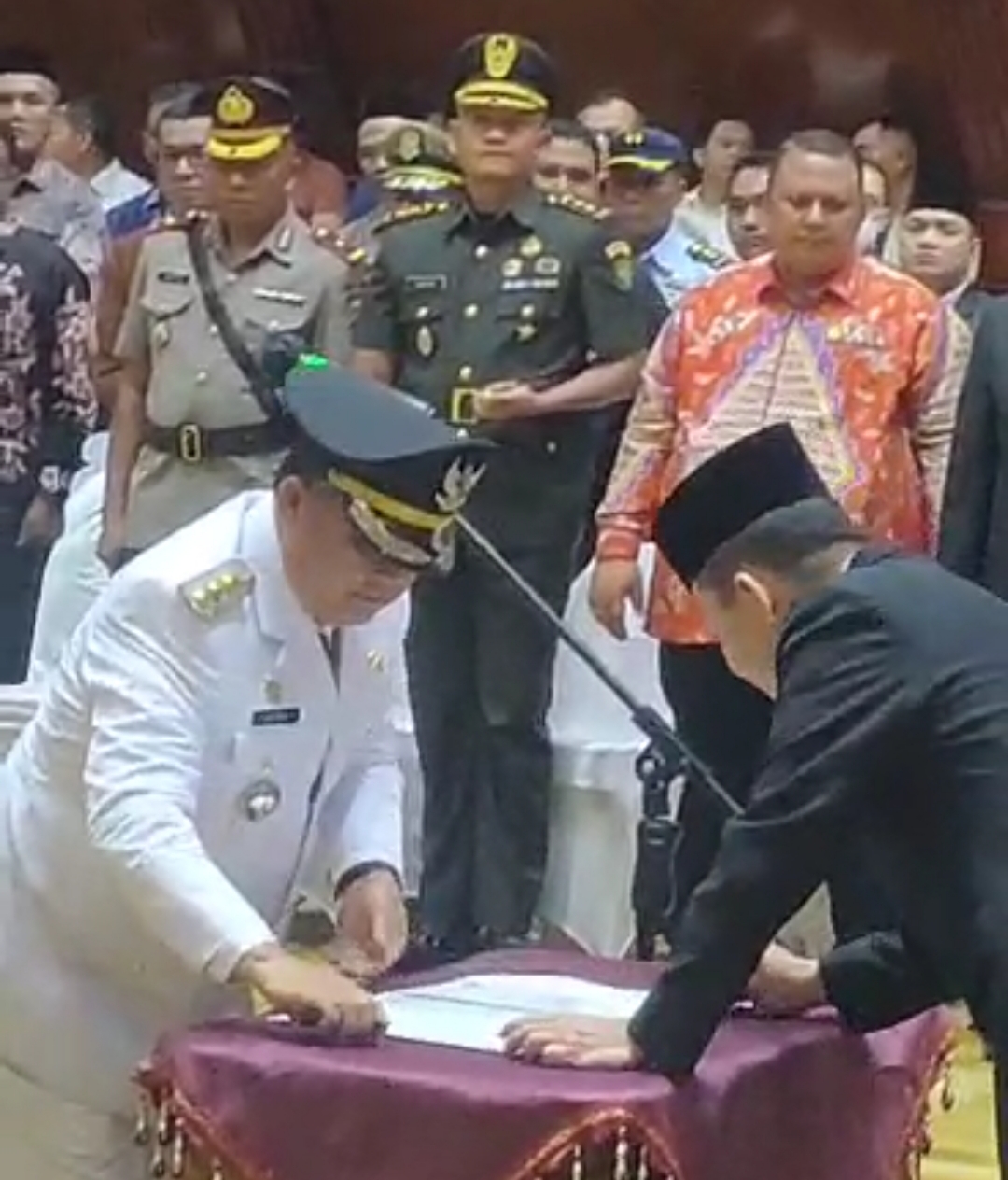 Poto :  penandatanganan serta penyerahan buku memory jabatan/SWARA45 COM/Afrizal.