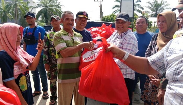 Pj Bupati Aceh Tamiang, Drs. Asra, Pantau Kondisi Banjir & Serahkan 300 Pekat Bantuan Sembako