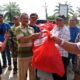 Poto : Pj Bupati Aceh Tamiang Drs. Asra, saat membagikan bantuan 300 paket sembako kepada warga yang terendam banjir di Kampung Gelung Kecamatan Seruway. Minggu (31/12/2023). Dok: Humas/ SWARA45.COM/Afrizal)