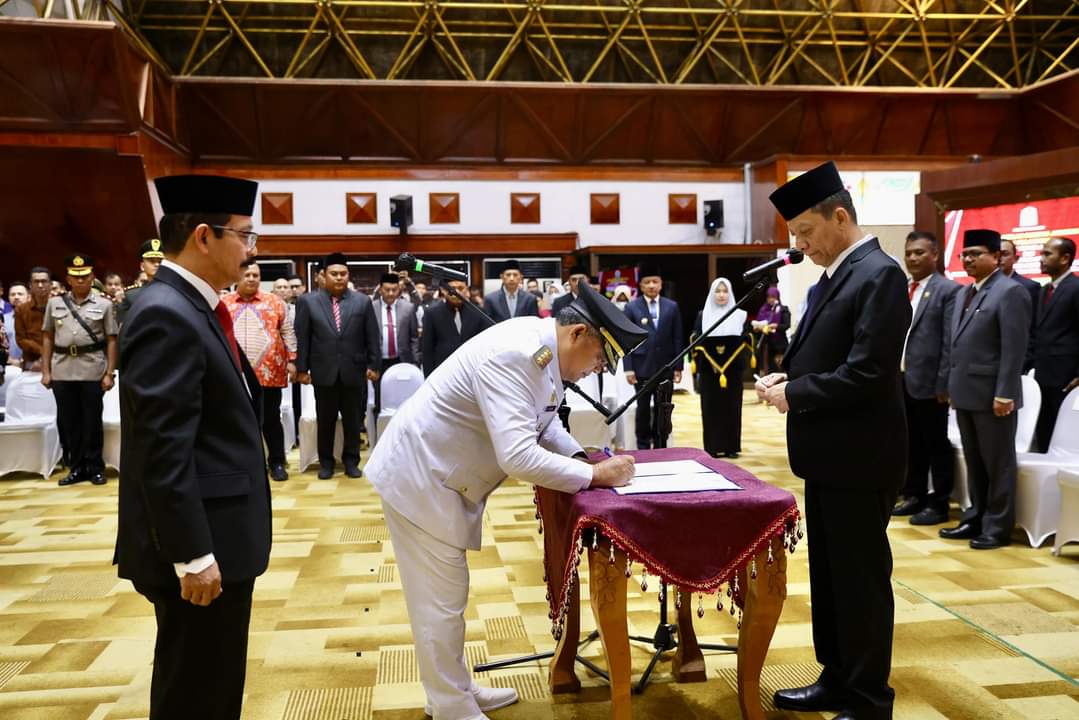 Poto : penandatanganan serta penyerahan buku memory jabatan. Dok : Humas Aceh Tamiang Sabtu, (30/12/2023). SWARA45.COM/Afrizal)