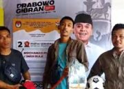 Sentuh Masyarakat di Desa, Relawan Iwan Bule Beri Bantuan Cangkul untuk Petani di Ciamis