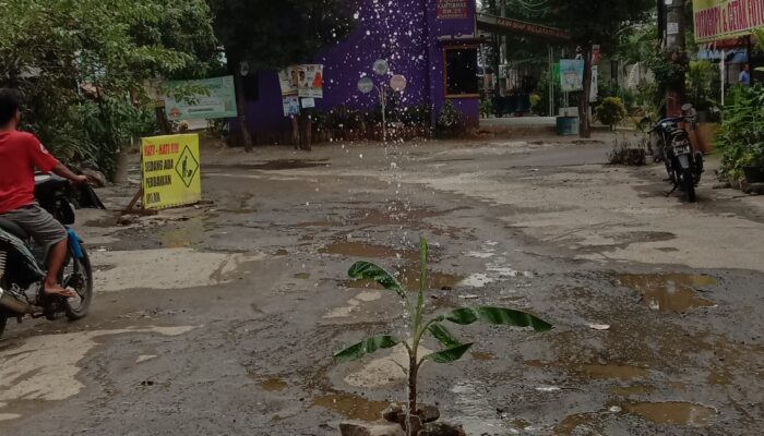 PDAM Jalan Perumahan puri permai satu Bocor, Warga Keluhkan Lambatnya Penanganan