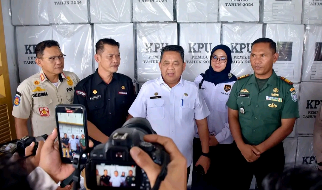 Poto : Pj Bupati Aceh Tamiang, Drs. Asra, tinjau gudang logistik guna untuk memastikan kesiapan dan kelengkapan logistik menjelang pemilihan umum (Pemilu) tahun 2024, Rabu (3/1/2024). Dok : Humas / SWARA45.COM/Afrizal)