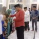 Poto : Pj. Bupati Aceh Tamiang, Drs. Asra, saat memberikan santunan kepada anak yatim, di Masjid Kampung Sapta Marga. Selasa (2/1/2024). Dok : Humas/SWARA45.COM/Afrizal)