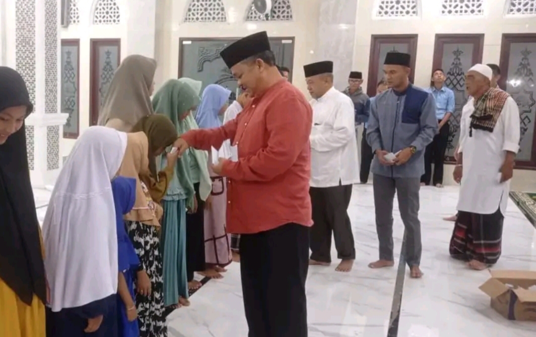 Poto : Pj. Bupati Aceh Tamiang, Drs. Asra, saat memberikan santunan kepada anak yatim, di Masjid Kampung Sapta Marga. Selasa (2/1/2024). Dok : Humas/SWARA45.COM/Afrizal)
