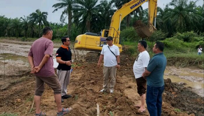 Pj Bupati Asra Tepati Janji Perbaiki Tanggul Jebol di Gelung  “Apa yang kita Janjikan Harus kita Laksanakan”