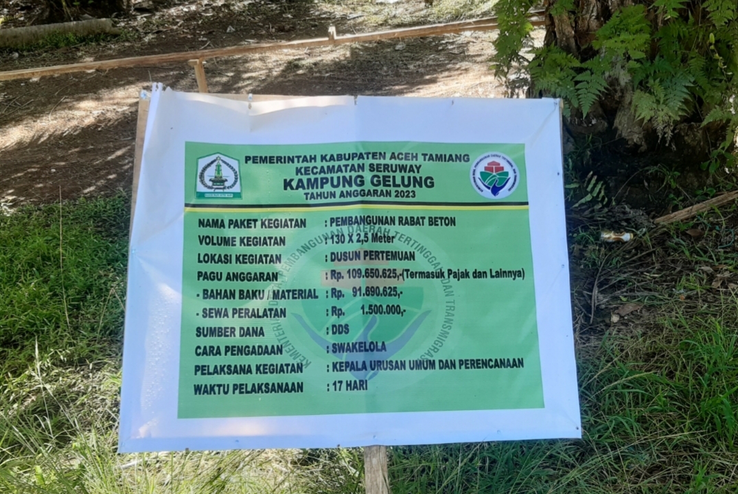 Poto : Plang proyek pembangunan rabat beton yang di bangun di dusun pertemuan Kampung Gelung Kecamatan Seruway. Dok : SWARA45.COM/Afrizal)