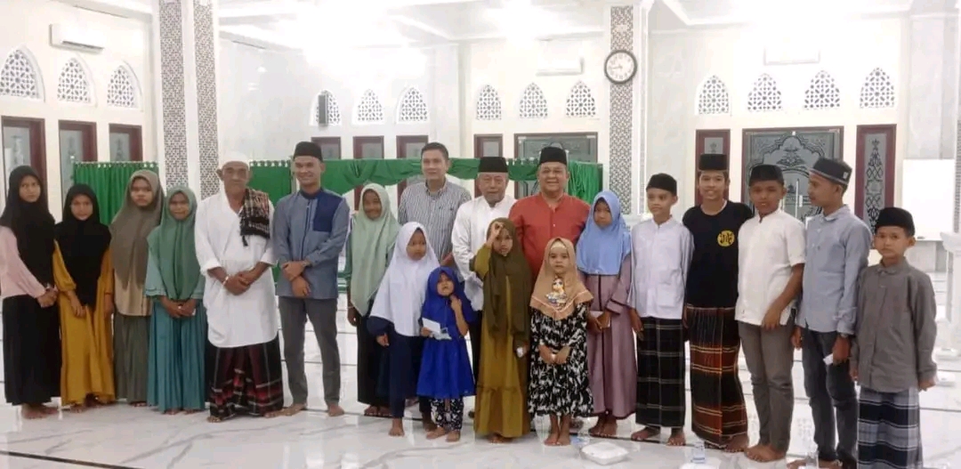 turut hadiri dalam acara santunan anak yatim tersebut, pimpinan Bank Aceh Syariah Cabang Kuala Simpang, Afrian, Camat Manyak Payed, Moamar Kadafi, perangkat Kampung dan tokoh masyarakat setempat berpoto sama. Dok : Humas /SWARA45.COM/Afrrizal)