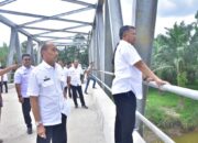 Pj Bupati Asra Tinjau Jembatan Penghubung Baru