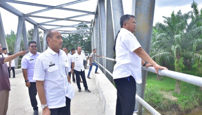 Pj Bupati Asra Tinjau Jembatan Penghubung Baru