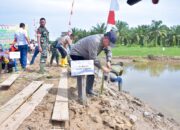 Cegah Erosi, Pj Bupati Asra Tanam Vetiver di Tanggul Sementara