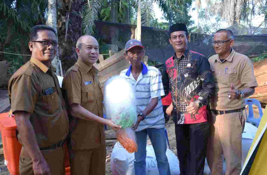 Poto : Bupati Mursil saat meyerahkan bantuan Boat & Alat Tangkap Ikan kepada 25 kelompok nelayan berasal dari tiga Kecamatan yakni Kecamatan Seruway, Bendahara, dan Banda Mulia, di Kampung Muka Sei Kuruk, Dusun Kenangkung, Seruway. 30 Desember 2021. Dok Humas Aceh Tamiang.