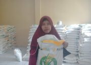 Senyum Warga Saat Menerima Bantuan Beras 10Kg