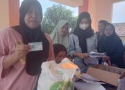 1650 KPM,” Kelurahan Sukajaya,Acungkan Jempol Saat Menerima Bantuan Beras 10 Kg