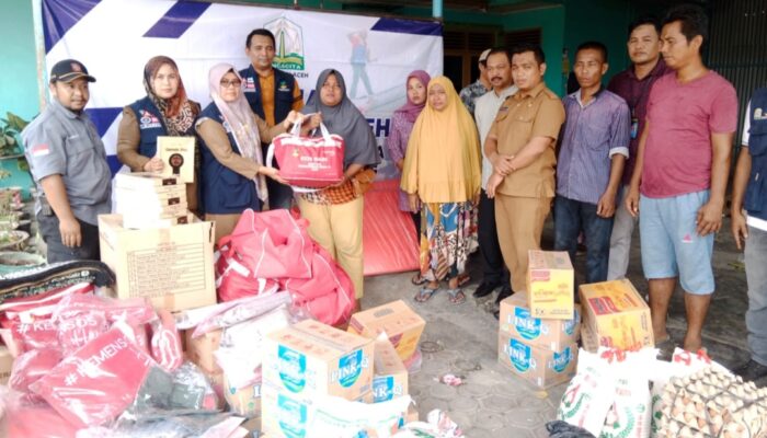Pemkab Serahkan Bantuan Masa Panik Musibah Kebakaran di Kampung Landuh