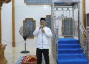 Safari Ramadhan, Pj Bupati Asra Lelang Wakaf AC di Masjid Istiqomah