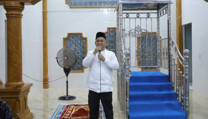 Safari Ramadhan, Pj Bupati Asra Lelang Wakaf AC di Masjid Istiqomah