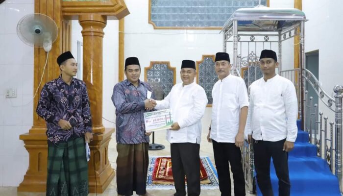 Pj Bupati Asra Serahkan Bantuan dari Baitul Mal Sebesar Rp10 juta untuk Pembangunan Masjid Istiqomah