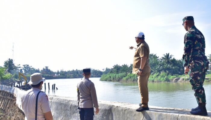 Pj Bupati Asra Bersama Dandim 0117/Atam Tinjau Kondisi Tanggul Sungai Tamiang