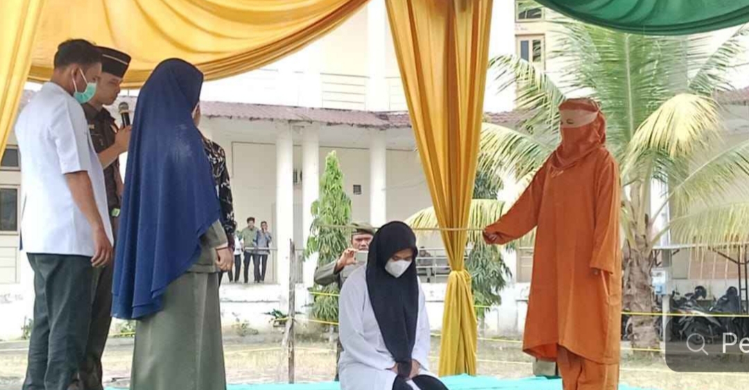 Poto : Dua Sejoli Dieksekusi 100 Kali Cambukan di Aceh Tamiang. Dok : Theacehpost.com)