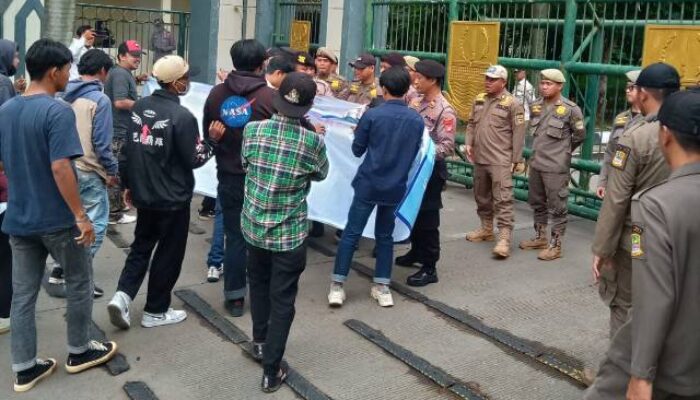 Diduga Tidak Serius Tangani Tipikor, Kejari Kab Bekasi Didemo