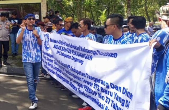 Photo : Barisan Aktivis Dan Advokasi Keluarga Banten (BADAK BANTEN PERJUANGAN) Gelar Aksi Di Depan Kantor Bupati Kabupaten Tangerang Beberapa waktu lalu