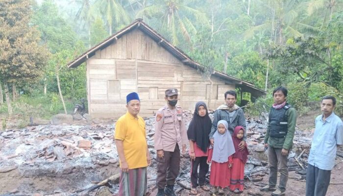 Polsek Limau Identifikasi Kebakaran Rumah Petani Miskin di Pekon Pariaman