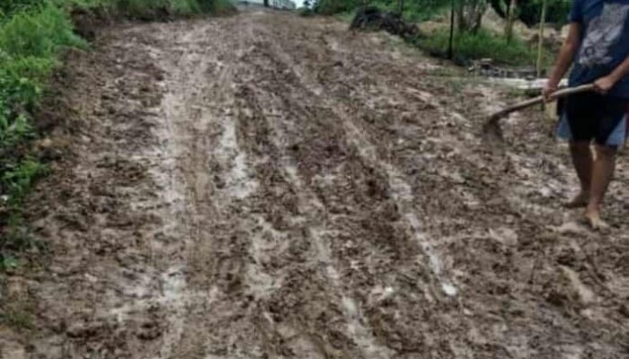 Jalan Poros Desa Di Cigoong Selatan Lumpuh Total