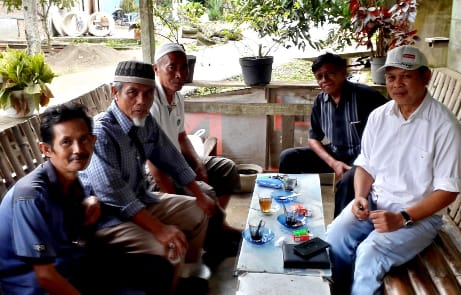 Bersama anggota Poktan Mekar Kembali. Dok : mediaaceh.co.id/ Ketua PWI Aceh Tamiang