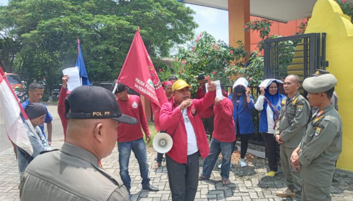 Aktivis Forum Lembaga Bersatu Geruduk Kantor BPPW Banten
