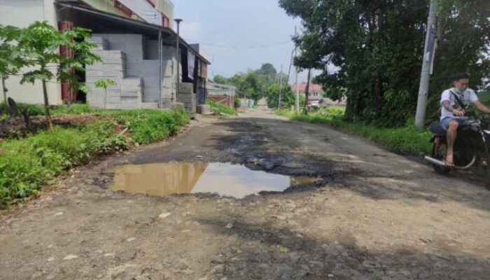 Jalan Rusak Di Cibungur Pasir Desa Rangkasbitung Timur, DPUPR Lebak Di Duga Tutup Mata