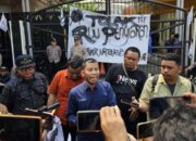 Tolak RUU Penyiaran, Jurnalis Banten Aksi Debus hingga Bakar Ban