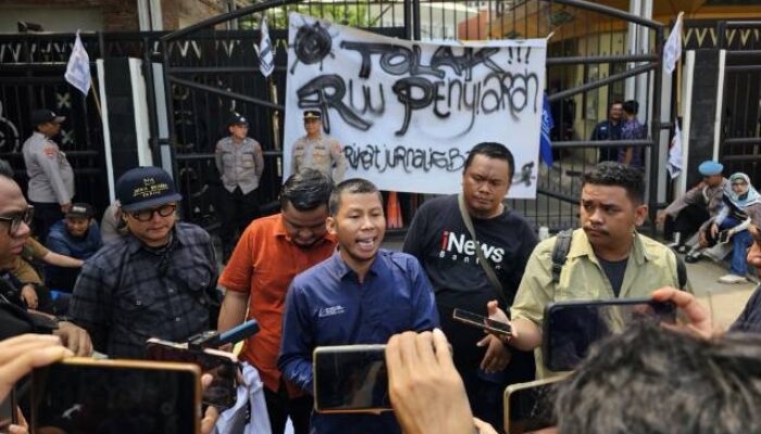 Tolak RUU Penyiaran, Jurnalis Banten Aksi Debus hingga Bakar Ban