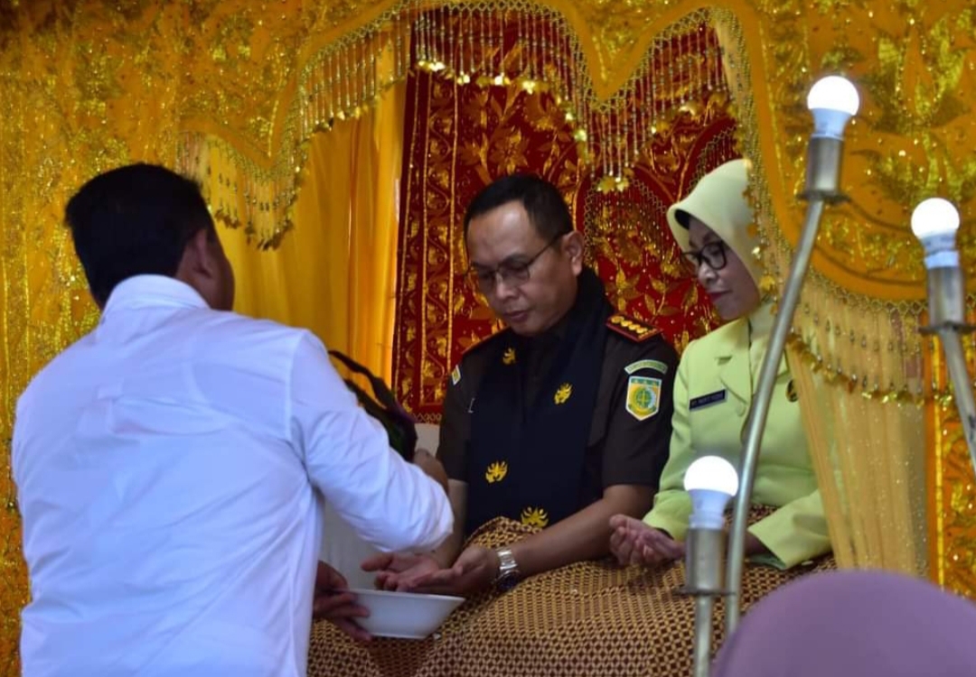 Poto: Pj Bupati Asra saat tepung tawar kepala Kejaksaan baru Aceh Tamiang pada Rabu, (26/6/2024).Dok : Humas Aceh Tamiang)