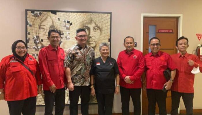 Berikan Surat Tugas, PDIP Usung Andika Hazrumy di Pilkada Kabupaten Serang 2024