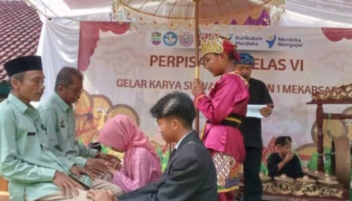 Prosesi Upacara Adat Beri Kesan Mendalam Di Acara Perpisahan SDN 1 Mekarsari