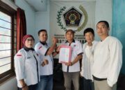 Ajat Serahkan Formulir Pendaftaran Pemilihan Ketua PWI Lebak