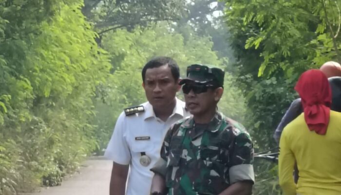 Kolaborasi Camat Mekar Baru dan Koramil 08/Kronjo: Bersihkan Jalan Raya Syekh Nawawi Tanara